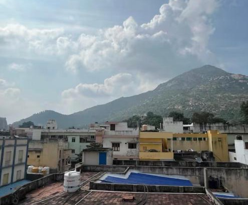 Tiruvannamalai House | Temple & hill view house