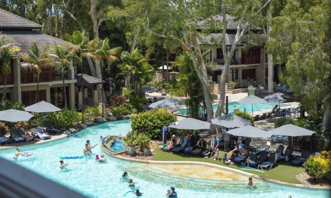 Palm Cove Apartment | Temple Tranquility: Luxe Beachfront Retreat with Stunning Views
