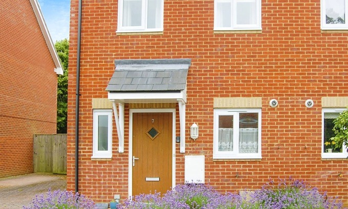 Freshwater Cottage | Tennyson Cottage - a house that sleeps 4 guests in 2 bedrooms