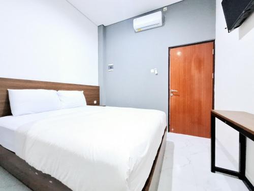 Depok Hotel | Tentram Guesthouse near Amikom Mitra RedDoorz