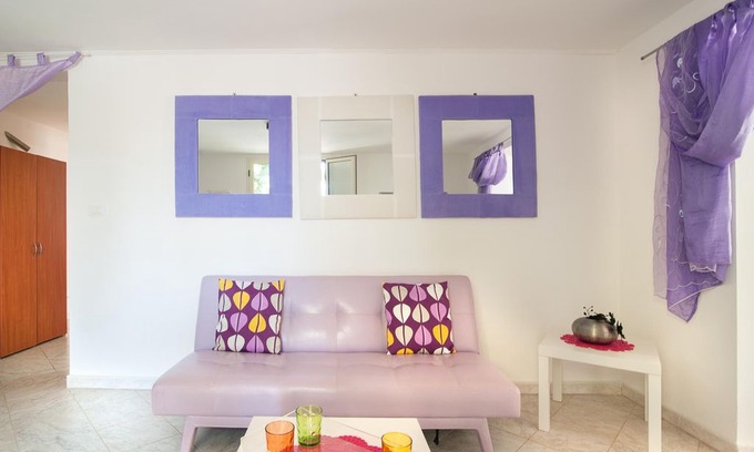 Pizzo Apartment | Tenuta Cotriero apartment in Pizzo with WiFi, shared terrace, shared garden & balcony.
