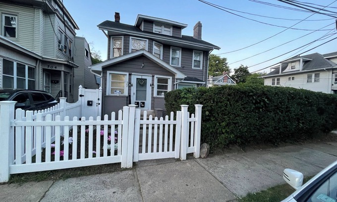 Trenton House | Terrific 6-bedroom house with AC in Trenton