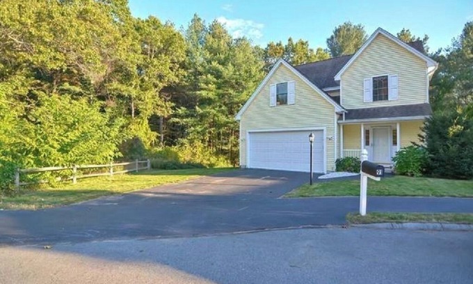 Tewksbury House | Tewksbury MA 5 night minimum stay 4 beds, 2.5 baths, quiet neighborhood,