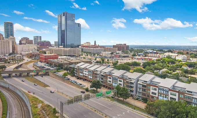 Downtown Fort Worth Apartment | Texas 2.2 Downtown! Eat, Shop, and explore DT Fort Worth