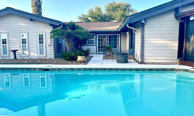 West San Antonio House | Texas Charming 4 bed with pool/Hottub by Lackland