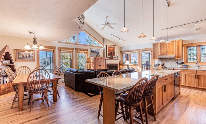 Steamboat Springs House | TH w/NEW Private Hot Tub/Amazing Views-Easy Access to Ski/Town-Garage-Fireplace-W/D in Unit-Grill