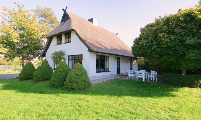Marlow House | Thatched cottage with large garden and fireplace