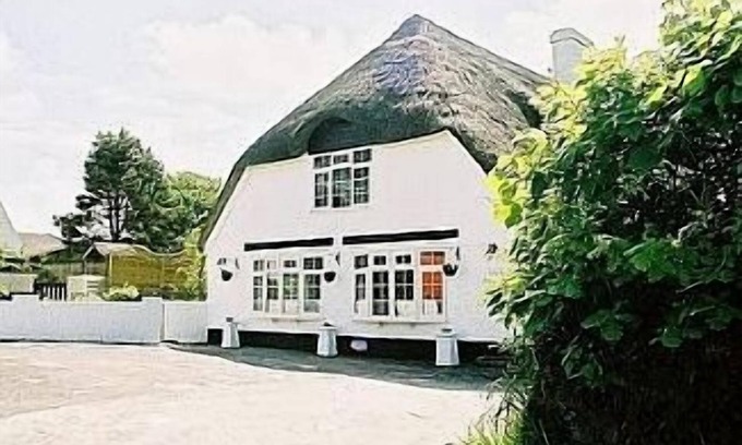Bude Cottage | Thatched Cottage With Private Indoor Pool Set In 3/4 Acre Of Grounds