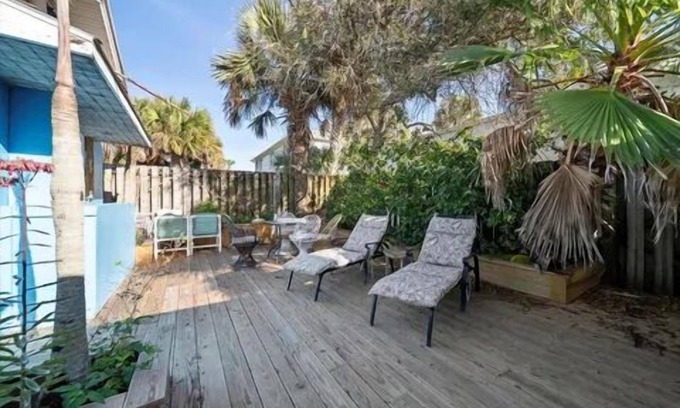 Flagler Beach Cottage | The 1/2 Nest, downtown cottage, 1 block to the beach & restaurants. dog friendly
