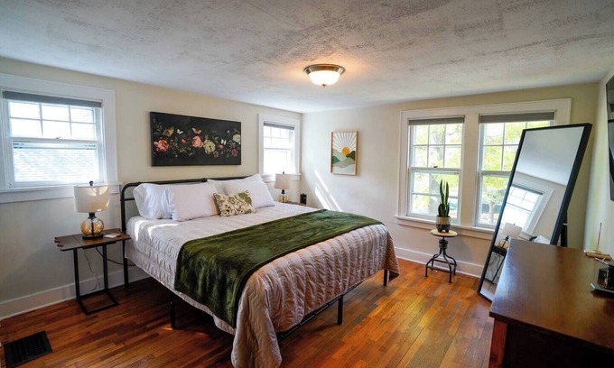 University Place House | The 1800 (4bdrm/3.5bath) STR-001511-2025