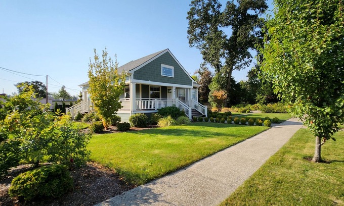 Stayton House | The 1908 Bungalow - 2 Bedroom/1 Bathroom Stayton, OR