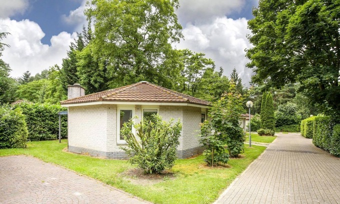 Municipality of Harderwijk House | The 6-people Basic Bungalows are detached, with a surface area of ± 70 m². These bungalows have not yet been completely renovated and therefore do not have a renovated kitchen and bathroom.