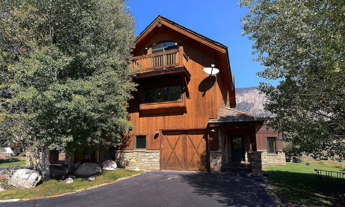 Crested Butte House | The 8th Green of the Club at CB! Dog Friendly!