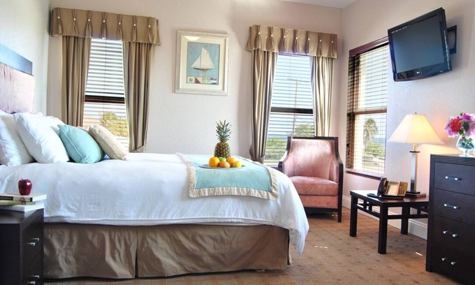 West End Apartment | The Alexander Suites - #103 Queen Suite