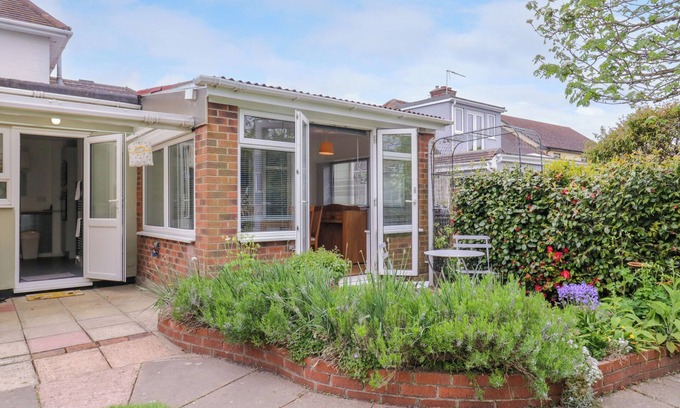 Thorrington Cottage | THE ANNEX, romantic, with a garden in Thorrington