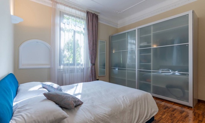 Washington Apartment | The apartment, a welcoming residence of approximately 70 square meters, is ideal for hosting up to 4 people. Located on the first floor of a building with elevator in the Washington district, one of the most elegant residential areas of Milan, it offers