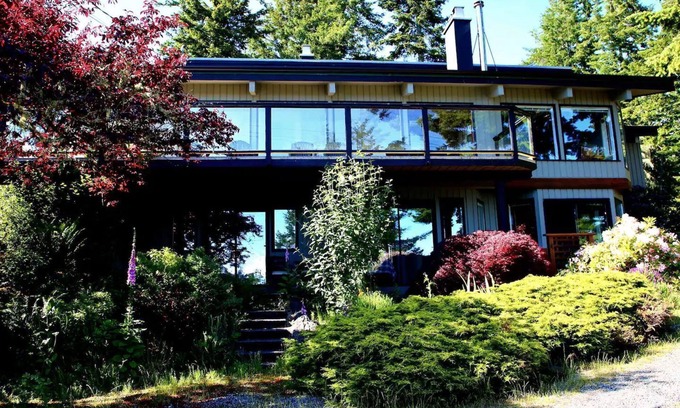 Juan de Fuca Electoral Area House | The Applebnb Entire 4 Bedroom Home & Gardens