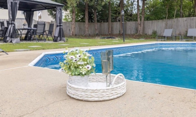 Southwest Raleigh House | The Aqua Haven:14guests w a sparkling pool,spacious yard