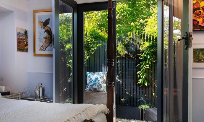 Daylesford Apartment | The Art Retreat-5 minute walk to Daylesford, quiet and tranquil