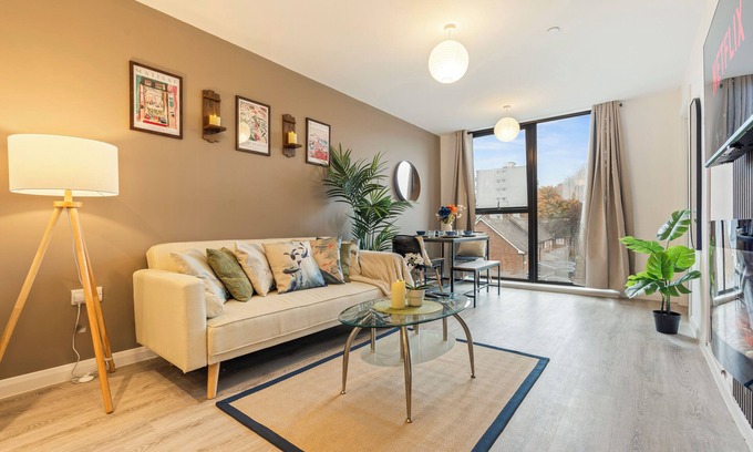 Bordesley Apartment | The Artiest Suite - Perfect for exploring Birmingham City centre!