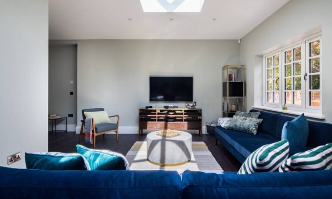 Windlesham Apartment | The Ascot Retreat - Spacious 3BDR Home with Parking & Garden