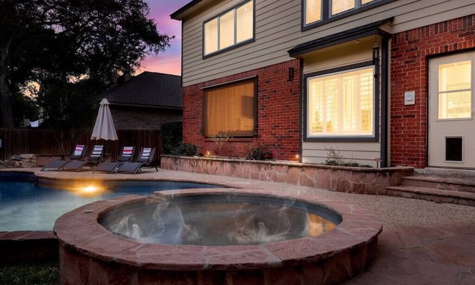 North San Antonio - SAT House | The Ashton - Heated Pool & Spa, King Beds, A Luxury Retreat