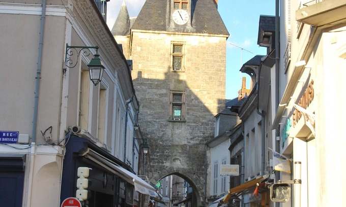 Amboise Apartment | the attic of Orange. Appart in old house 20 m from the pedestrian street