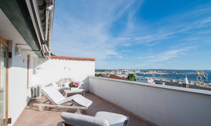 Roiano-Gretta-Barcola-Cologna-Scorcola Apartment | The attic of wonders