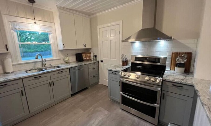 Washington House | The Baker House on E. 4th with 2 Living Rooms!