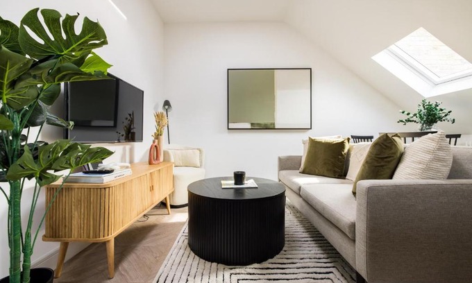 Shaftesbury Apartment | The Battersea Classic - Charming 2BDR Flat with Study Room