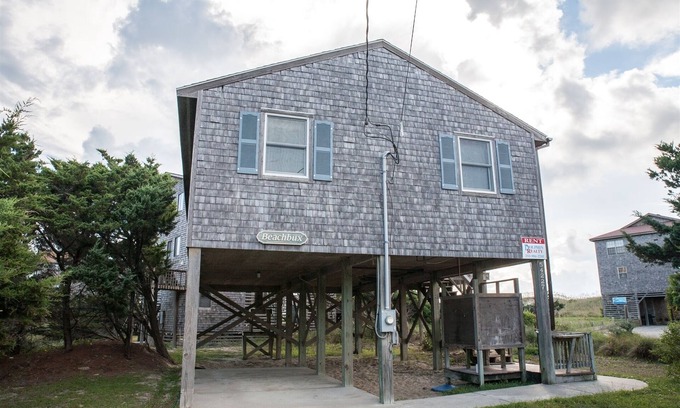 Frisco Cottage | The Beach Bux cottage is located one lot back and easy access to the beach!