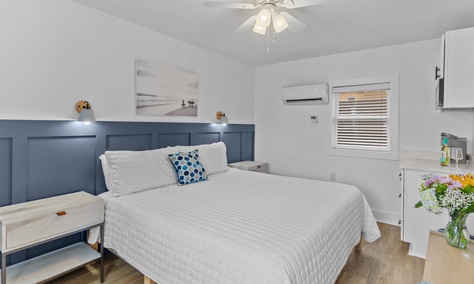 Yaupon Beach Condo | The Beach House at Oak Island 108: King Suite