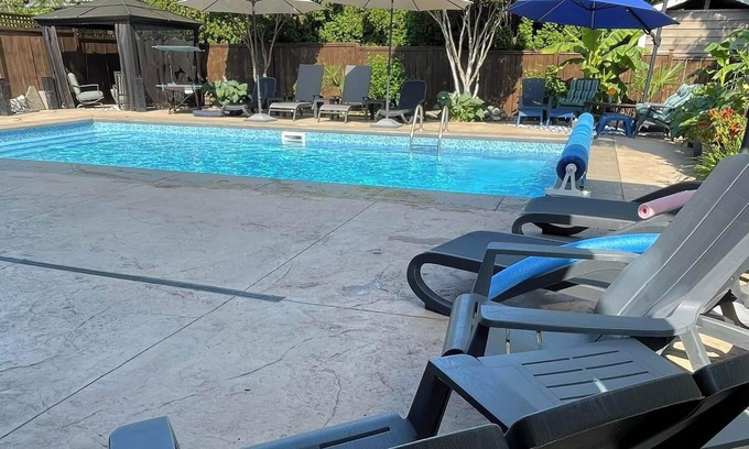 Crescent Beach Apartment | The Beach House in Ocean Park w/ heated pool