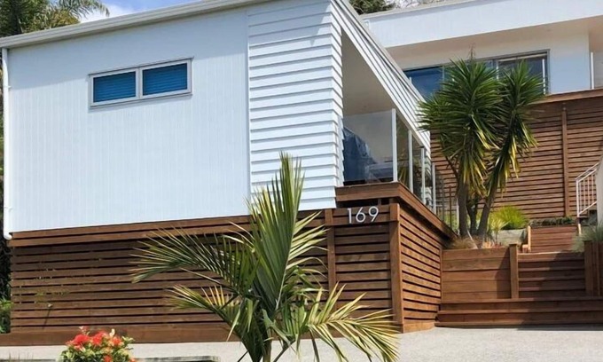Tairua Cottage | THE BEACH POD - TAIRUA HOLIDAY HOME, with a garden in Tairua