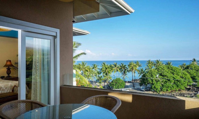 Kahaluu Bay Condo | The Beach Villas w/Pool Hot Tub & A/C!