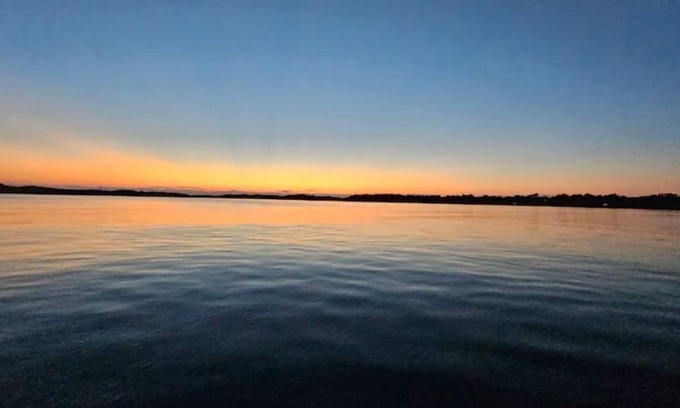 Cushing Resort | The Beahive resort. Unit #1 Lakefront on lake Alex