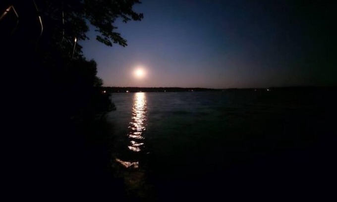 Cushing Resort | The Beahive Resort. Unit #4 Lakefront on lake Alex