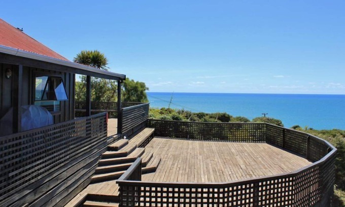 Raglan House | "The Best Ocean Views in Raglan” at "The Big Deck" Whale Bay - Pet-Friendly!