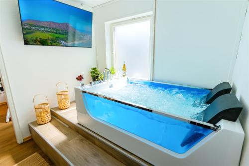 Ulm Apartment | THE BIG MÜNSTER für bis zu 12, Whirlpool, Sauna, zentral, Tischfußball, Balkon, Gasgrill