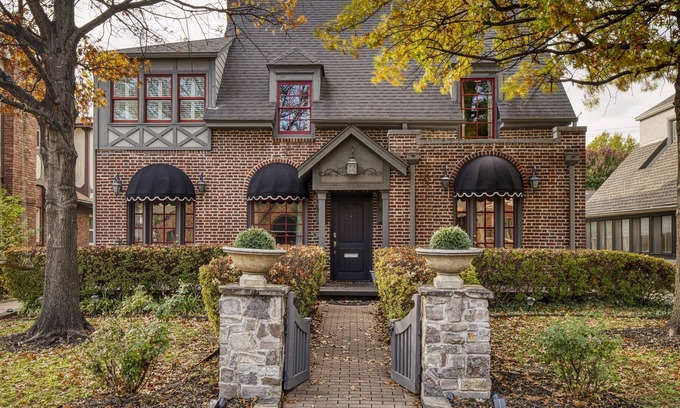 Tulsa House | The Big Tulsan- 8 beds, pool, game room, BBQ!