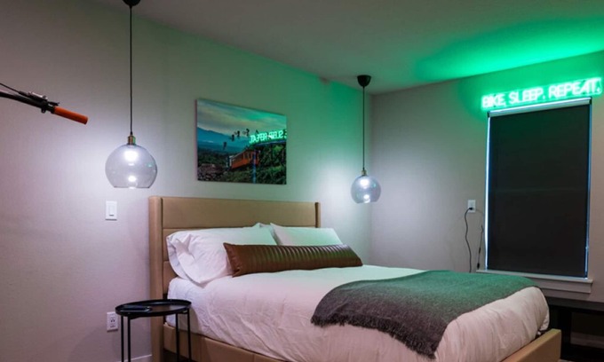 Bentonville Cabin | The Bike Inn #4, Centennial Park, Single Room