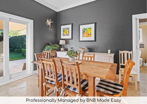 Wagga Wagga House | The Birch House - Stroll to CBD, Firepit