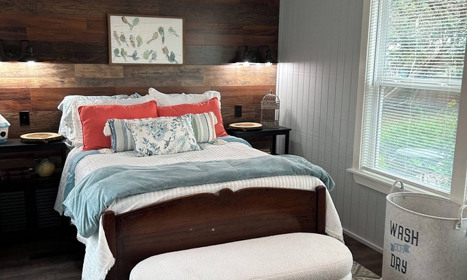 Harlandale Cottage | The Birds Nest -Long Term Rental Discount Available.