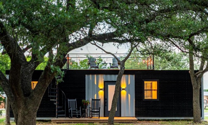 Waco Hotel | The Black Oak-Container Home 12 Min to Magnolia