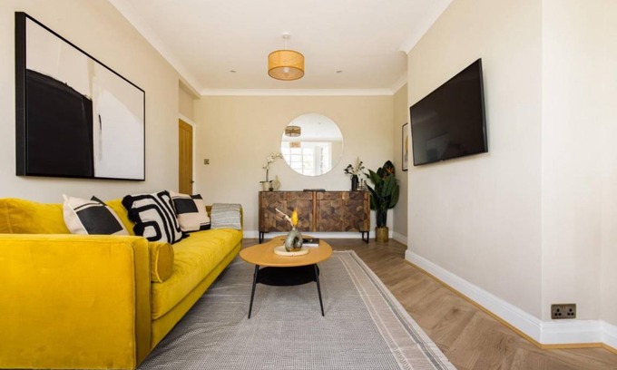 Blackheath Apartment | The Blackheath Hideaway - Alluring 2BDR Flat with Balcony