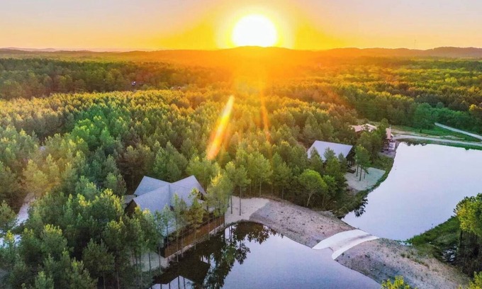 Hochatown Cabin | The Blue Canoe: Waterfront Cabin 6 Bedrooms/6.5 Baths Sleeps 22