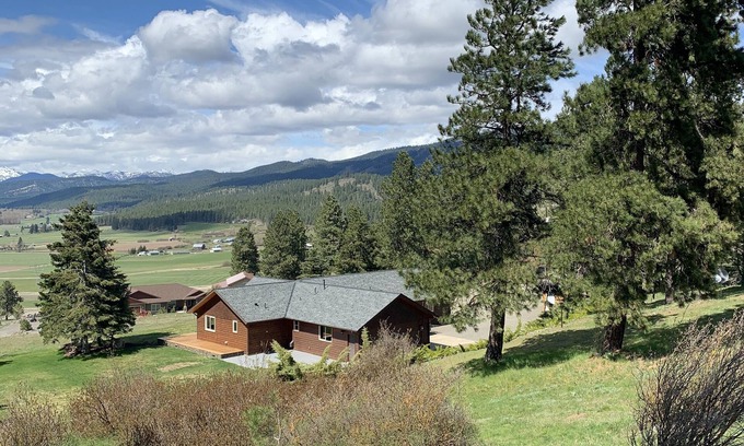 Cle Elum House | The Blue Spruce Ranch Cascade and Teanaway Valley Views and Sunsets