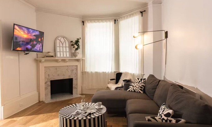 Shaughnessy Village Apartment | The Bordeaux - 4 bedrooms, 1,5 baths Apartment in Montréal Downtown With Parking