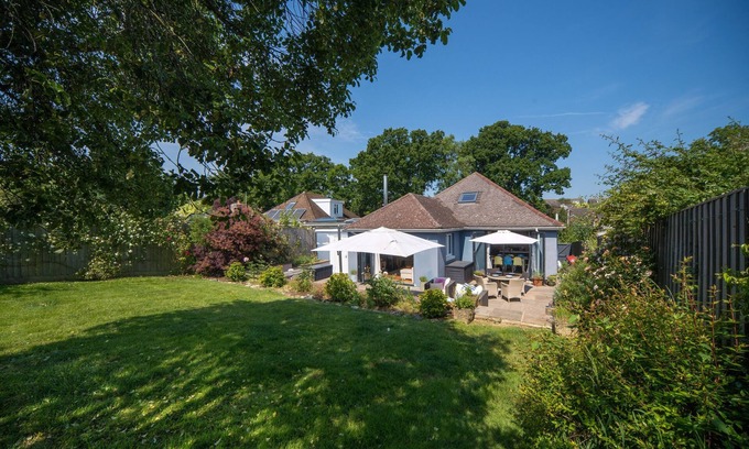 Nettlestone House | The Brackens – Stunning Seaside Retreat on Gully Road, Seaview with Large secure Garden near beach