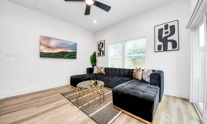 Astrodome House | The Brandõn: ★ Sleeps 8 ★ Garage ★ Near Medical Center & NRG